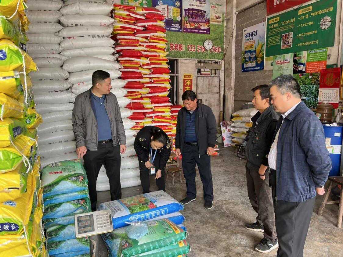 護(hù)航春耕 保障質(zhì)量——橋圩供銷(xiāo)社聯(lián)合港南區(qū)市場(chǎng)監(jiān)督管理局開(kāi)展春季農(nóng)資專(zhuān)項(xiàng)檢查行動(dòng)